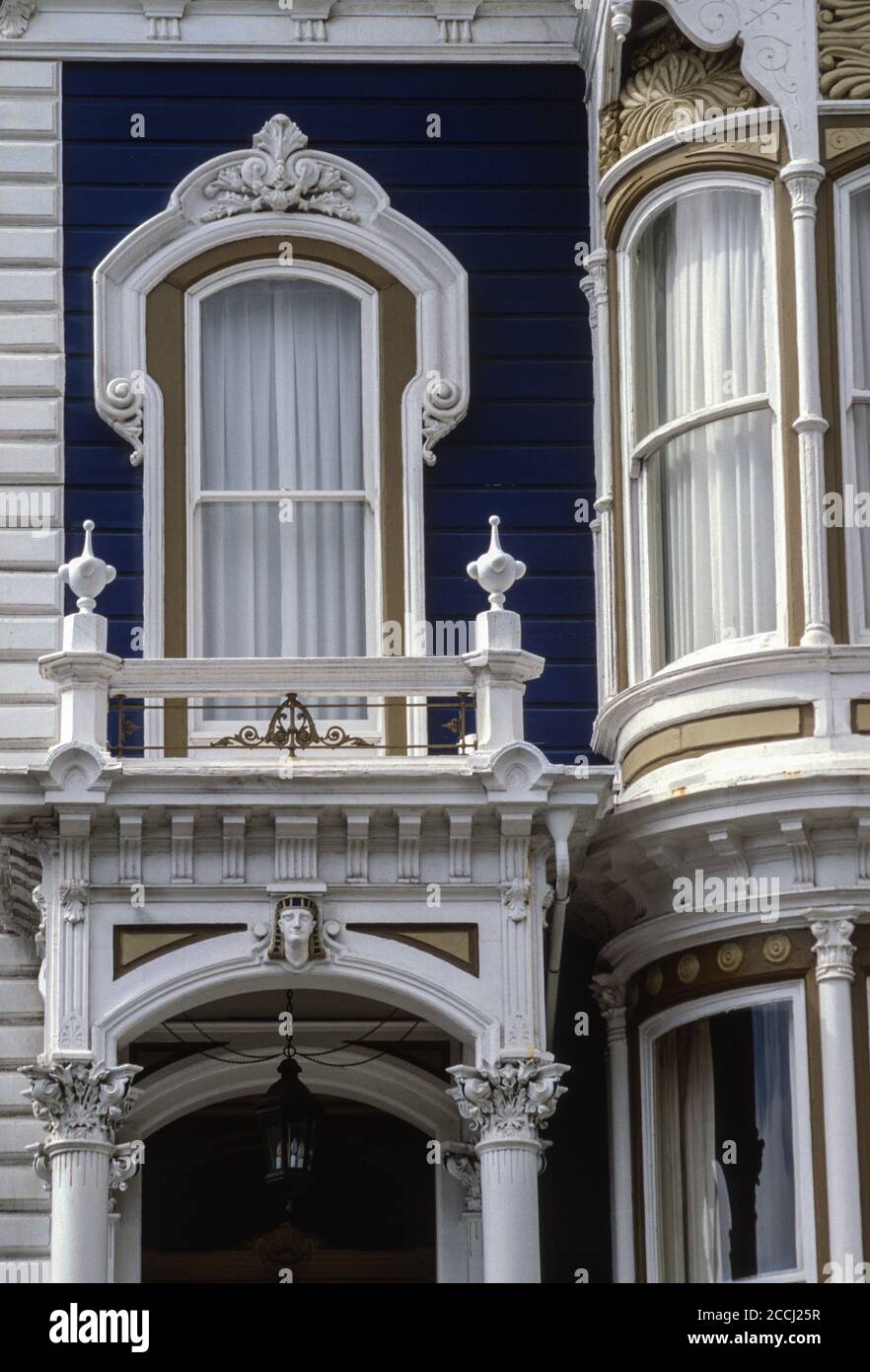 San Francisco, Kalifornien, USA. Pacific Heights, ägyptisches Motiv im viktorianischen Stil Haus, California Street. Stockfoto