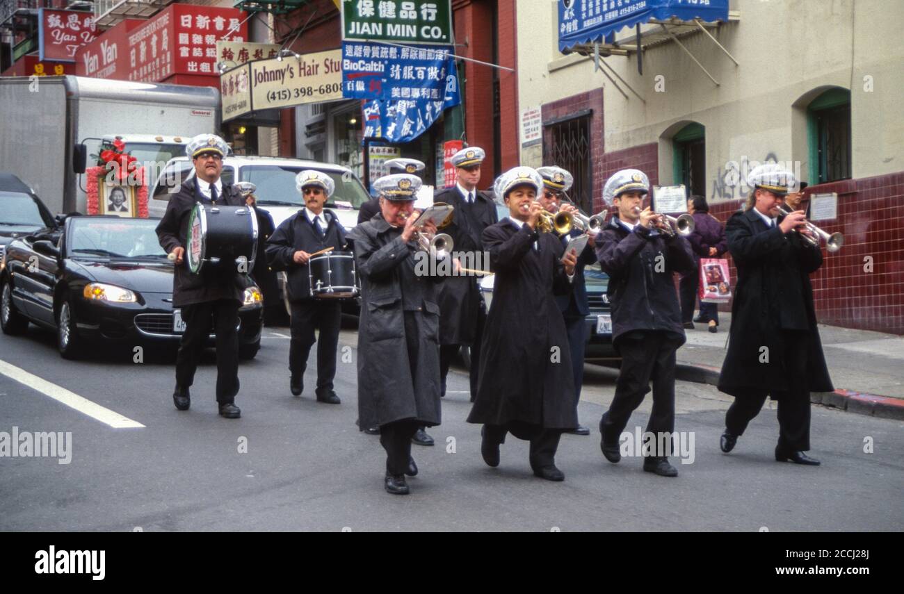 San Francisco, Kalifornien, USA. Chinatown. Green Street Mortuary Band führt eine Beerdigungsprozession. Stockfoto