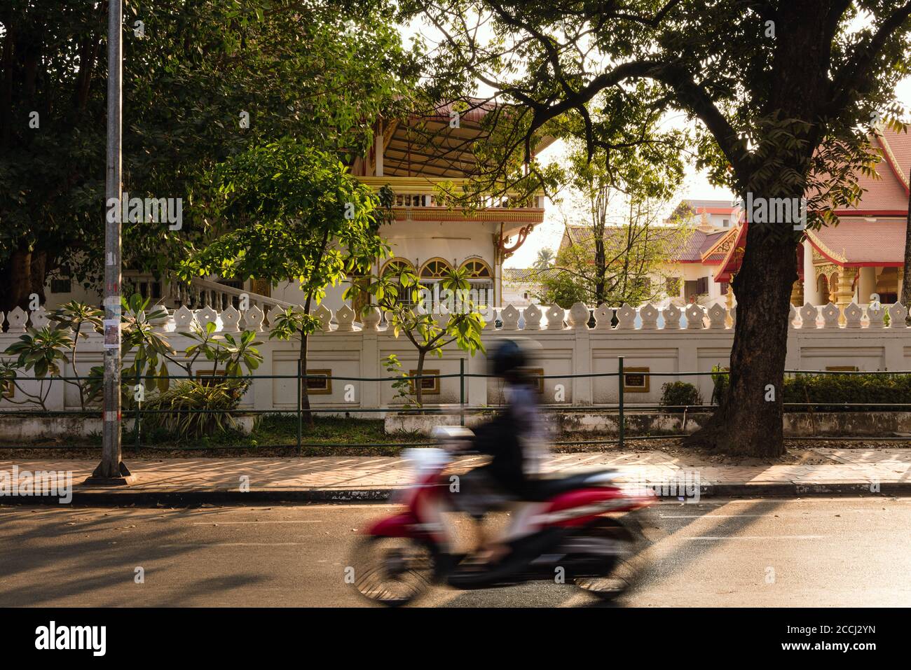 Verschwommene Bewegung von Motorrädern in Vientiane Stockfoto