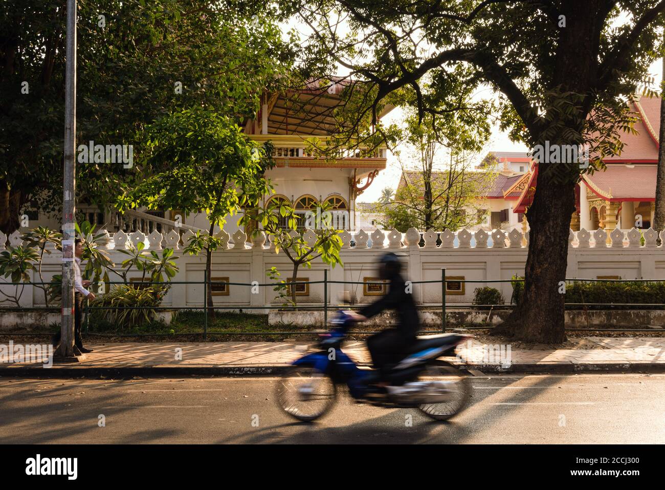 Verschwommene Bewegung von Motorrädern in Vientiane Stockfoto