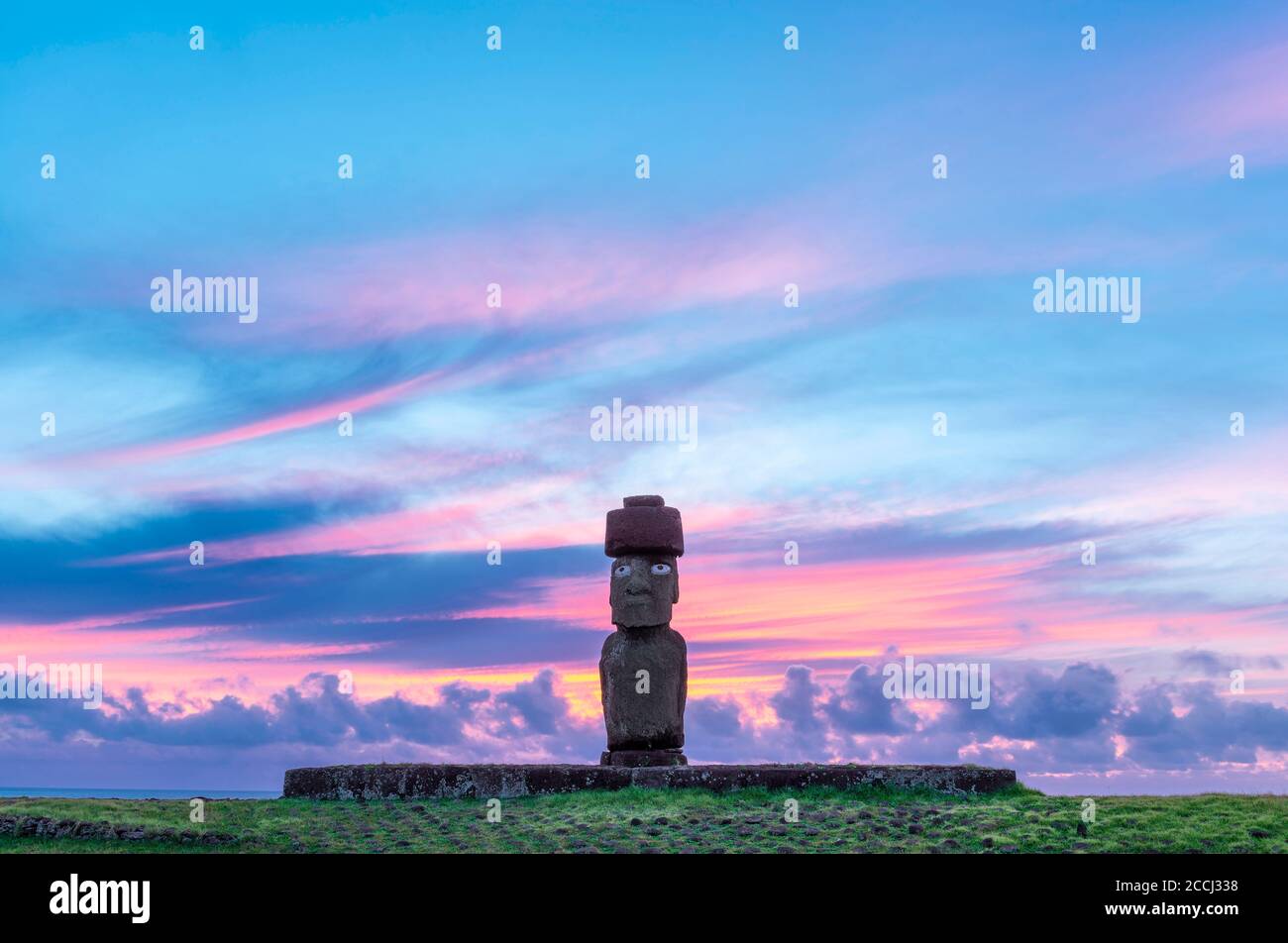 AHU Tahai bei Sonnenuntergang, in der Nähe der Stadt Hanga Roa, Osterinsel (Rapa Nui), Chile. Stockfoto