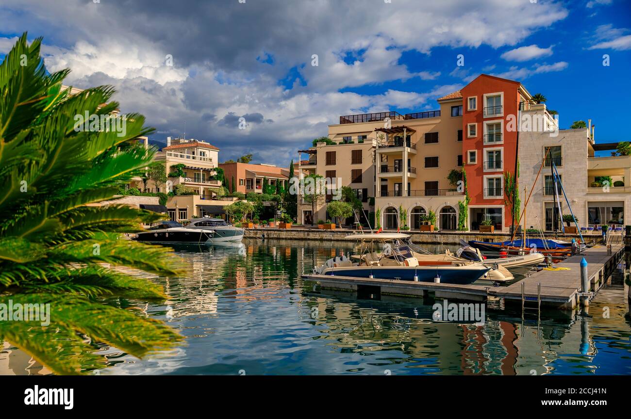 Panoramablick auf die Adria und Luxus-Wohnhäuser und Boote im Hintergrund im Sommer in Tivat, Montenegro Stockfoto