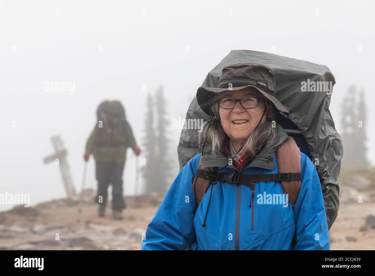 Karen Rentz Wandern auf dem Pacific Crest Trail an einem Tag leichten Regens in der Goat Rocks Wilderness, Gifford Pinchot National Forest, Washington State, Stockfoto