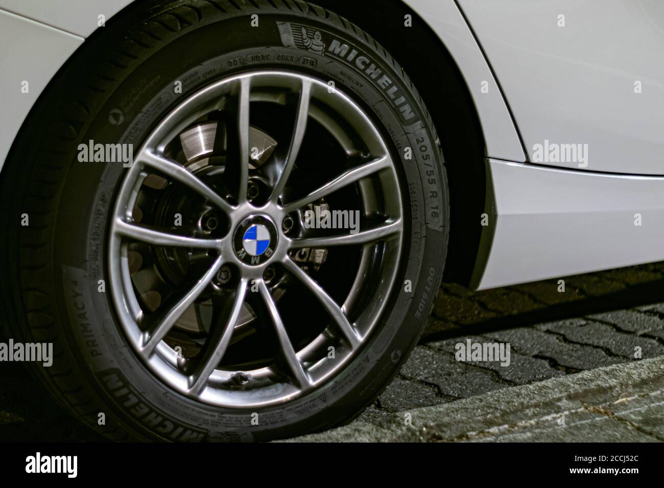 BMW Aluminium-Leichtmetallfelgen mit Michelin-Reifen in weißem Auto Stockfoto