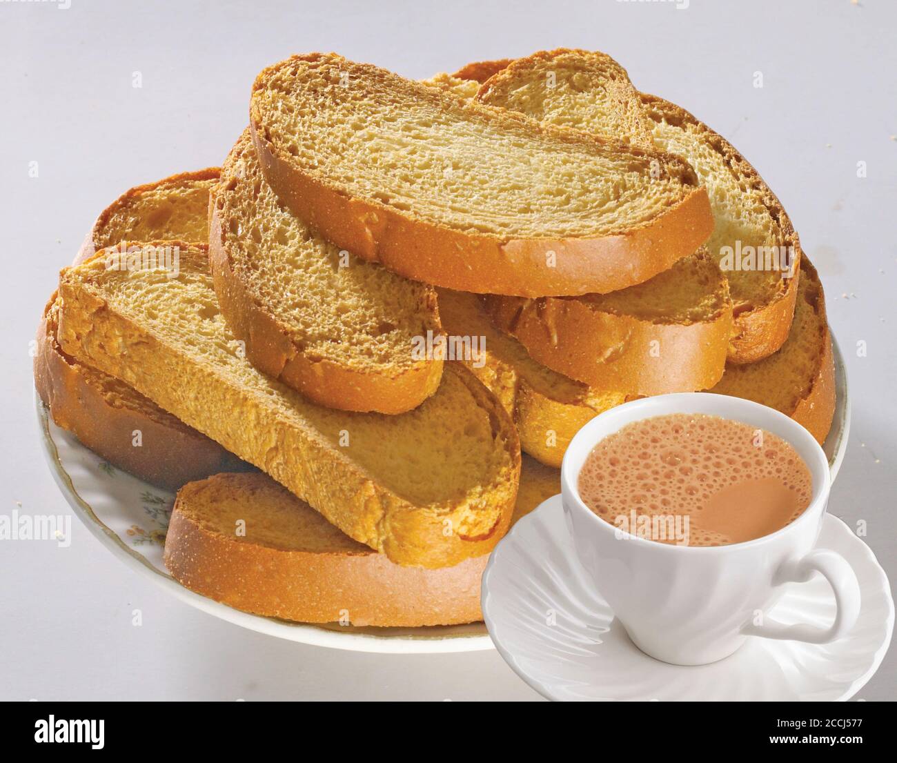 Knuspriger Rusk oder Toast für ein gesundes Leben, traditionelle Keksschale  mit Tee, Toast zum Frühstück und Tasse frische Milch & Tee, trockenes  Toastbrot Stockfotografie - Alamy