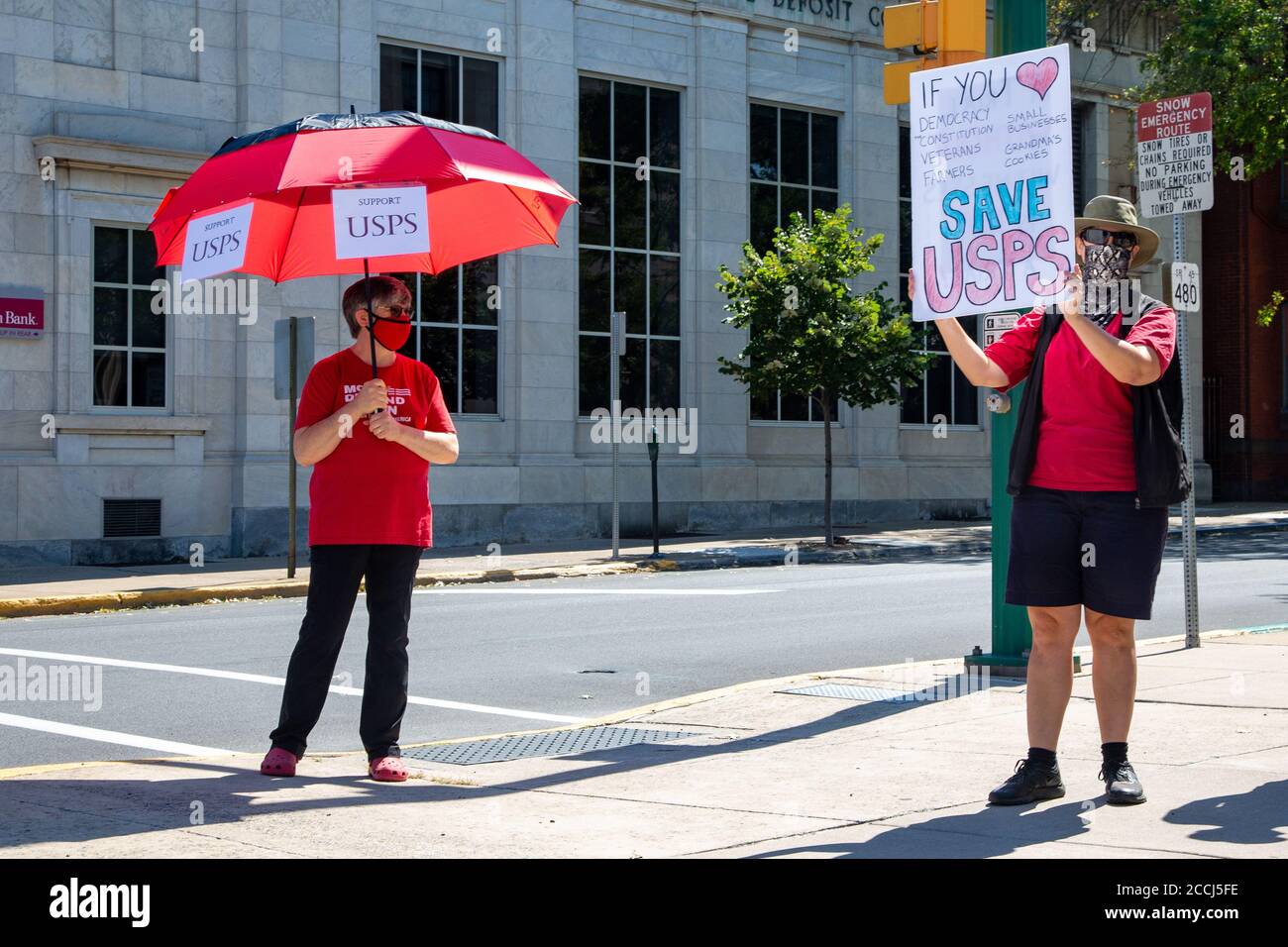 Lewisburg, Usa. August 2020. Menschen, die an einer Kundgebung des „Save the Post Office“ teilnehmen, halten Protestschilder vor dem Postamt in Lewisburg, Pennsylvania, ab. Die Proteste vor den örtlichen Postämtern in den Vereinigten Staaten wurden MoveOn, SEIU, NAACP, Indivivisible und andere organisiert, um das Postamt zu retten und den Rücktritt von Postmeister General Louis DeJoy zu fordern. (Foto von Paul Weaver/Pacific Press) Quelle: Pacific Press Media Production Corp./Alamy Live News Stockfoto