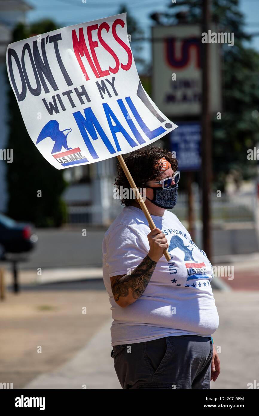 Williamsport, Usa. August 2020. Ein Protestler hält ein Schild mit der Aufschrift "Durcheinander nicht mit meiner Post" während einer Save the Post Office Kundgebung im Newberry Station Post Office in Williamsport, Pennsylvania. Die Proteste vor den örtlichen Postämtern in den Vereinigten Staaten wurden MoveOn, SEIU, NAACP, Indivivisible und andere organisiert, um das Postamt zu retten und den Rücktritt von Postmeister General Louis DeJoy zu fordern. (Foto von Paul Weaver/Pacific Press) Quelle: Pacific Press Media Production Corp./Alamy Live News Stockfoto