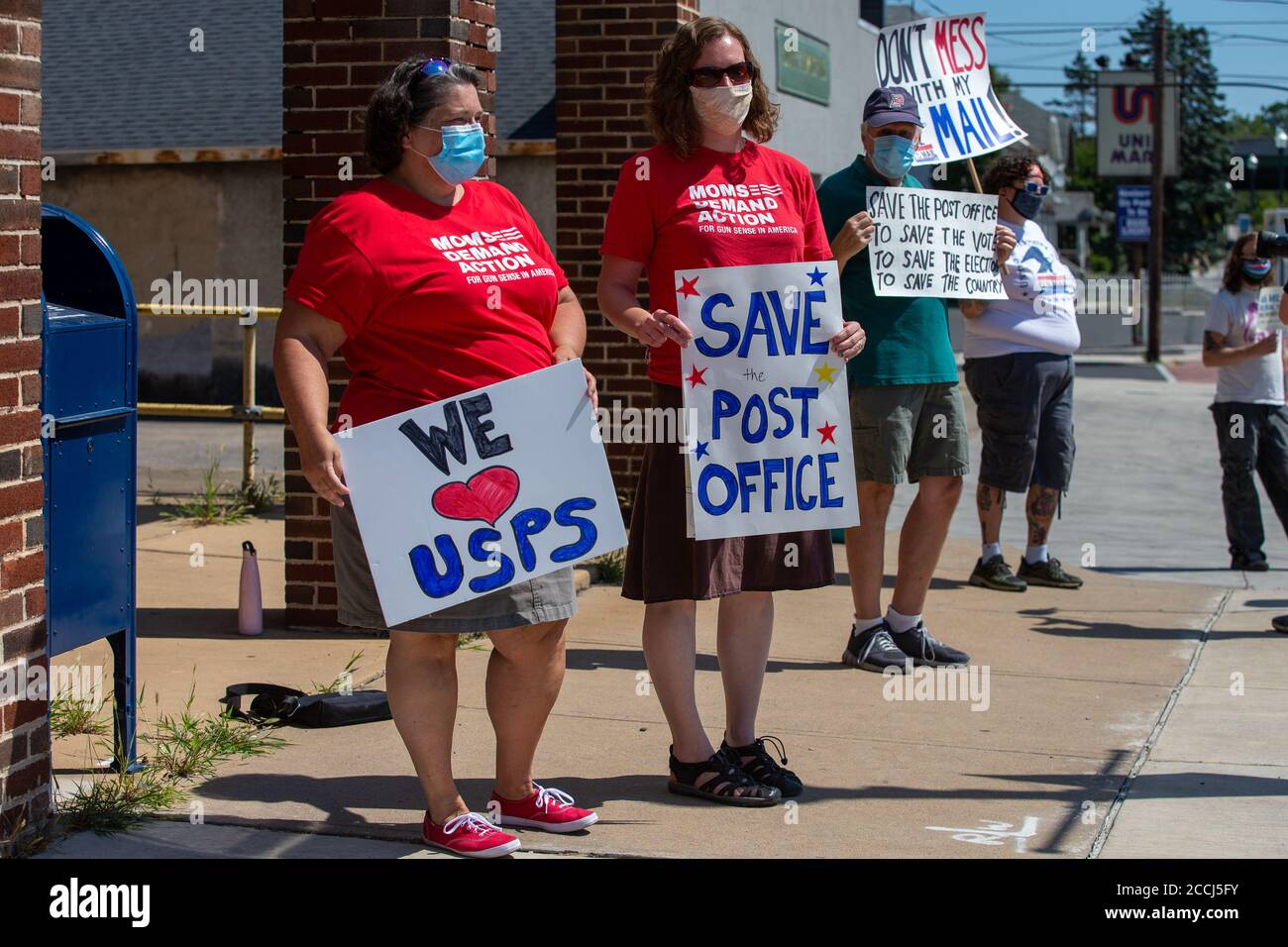 Williamsport, Usa. August 2020. Sue Furman (links) und Lauren Baumann Frisco von der lokalen Moms Demand Action Gruppe halten Schilder auf einer Save the Post Office Kundgebung im Newberry Station Post Office in Williamsport, Pennsylvania. Die Proteste vor den örtlichen Postämtern in den Vereinigten Staaten wurden MoveOn, SEIU, NAACP, Indivivisible und andere organisiert, um das Postamt zu retten und den Rücktritt von Postmeister General Louis DeJoy zu fordern. (Foto von Paul Weaver/Pacific Press) Quelle: Pacific Press Media Production Corp./Alamy Live News Stockfoto