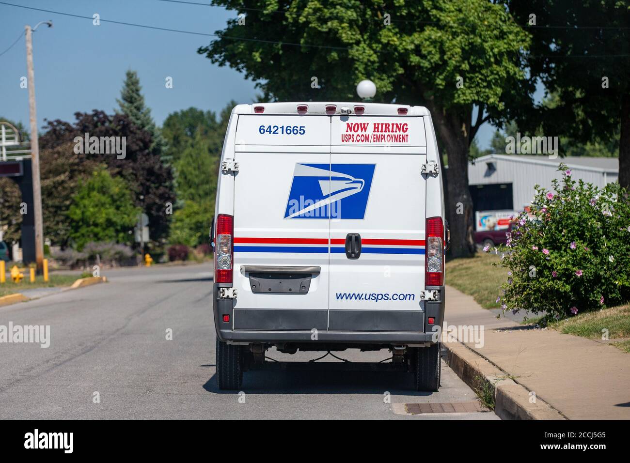 Lewisburg, Usa. August 2020. Ein United States Postal Service (USPS) Zustellfahrzeug ist in Lewisburg, Pennsylvania geparkt. Organisationen wie MoveOn, SEIU, NAACP und unteilbare gesponserte Save the Post treffen sich am 22. August 2020 in den örtlichen Postbüros, um den Rücktritt von Postmeister General Louis DeJoy zu fordern und den Kongress zu bitten, den Postdienst zu schützen. (Foto von Paul Weaver/Pacific Press) Quelle: Pacific Press Media Production Corp./Alamy Live News Stockfoto