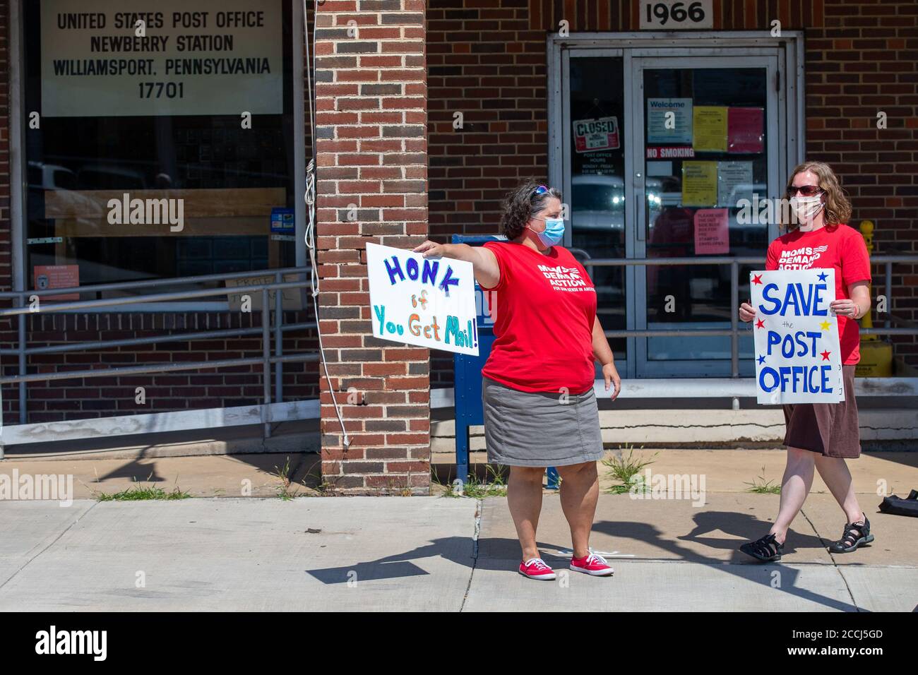 Williamsport, Usa. August 2020. Sue Furman (links) und Lauren Baumann Frisco von der lokalen Moms Demand Action Gruppe halten Schilder auf einer Save the Post Office Kundgebung im Newberry Station Post Office in Williamsport, Pennsylvania. Die Proteste vor den örtlichen Postämtern in den Vereinigten Staaten wurden MoveOn, SEIU, NAACP, Indivivisible und andere organisiert, um das Postamt zu retten und den Rücktritt von Postmeister General Louis DeJoy zu fordern. (Foto von Paul Weaver/Pacific Press) Quelle: Pacific Press Media Production Corp./Alamy Live News Stockfoto