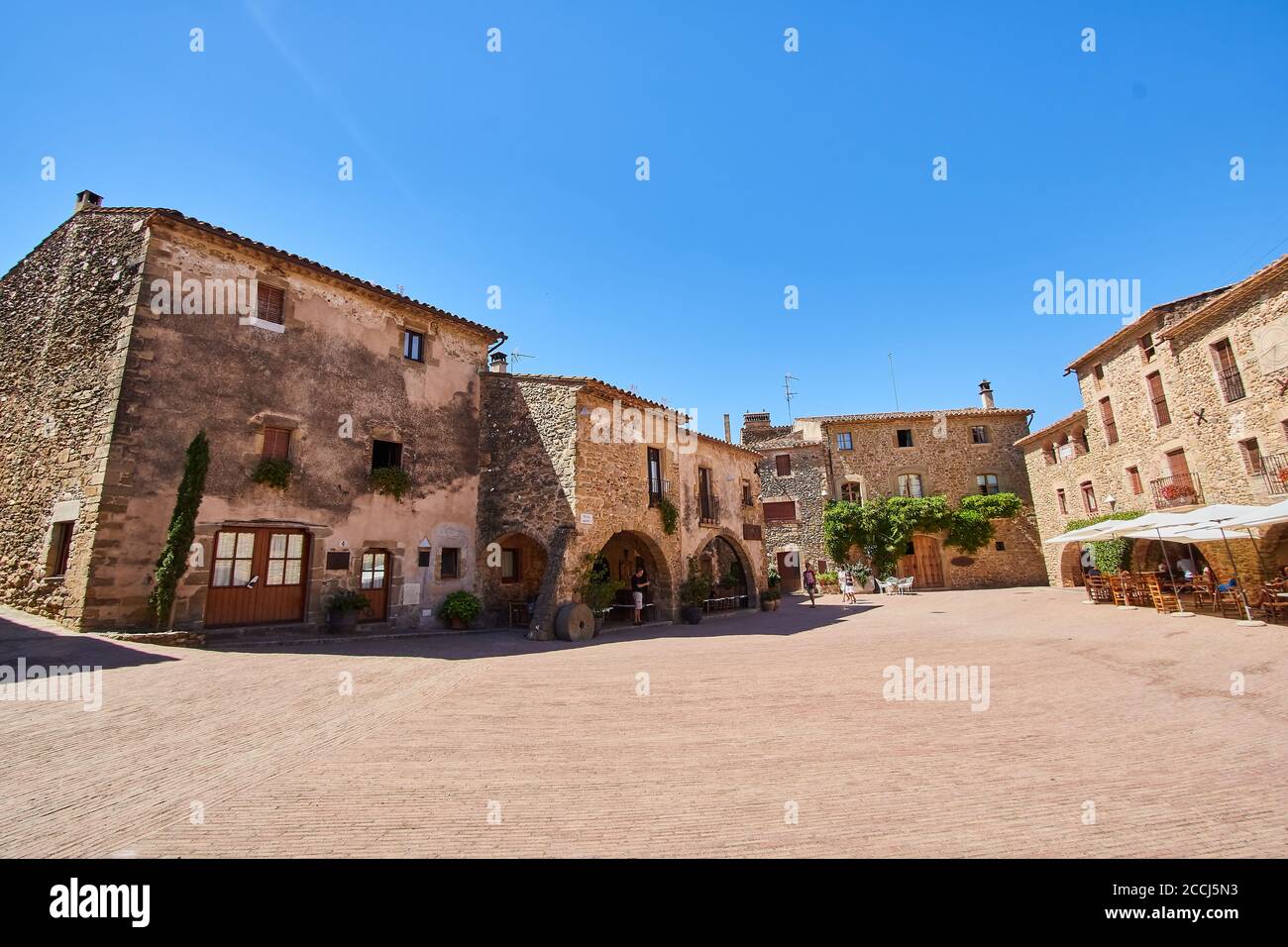Monells ist ein spanisches mittelalterliches Dorf in der Provinz Girona, in der Comarca von Baix Empordà, Girona, Spanien Stockfoto