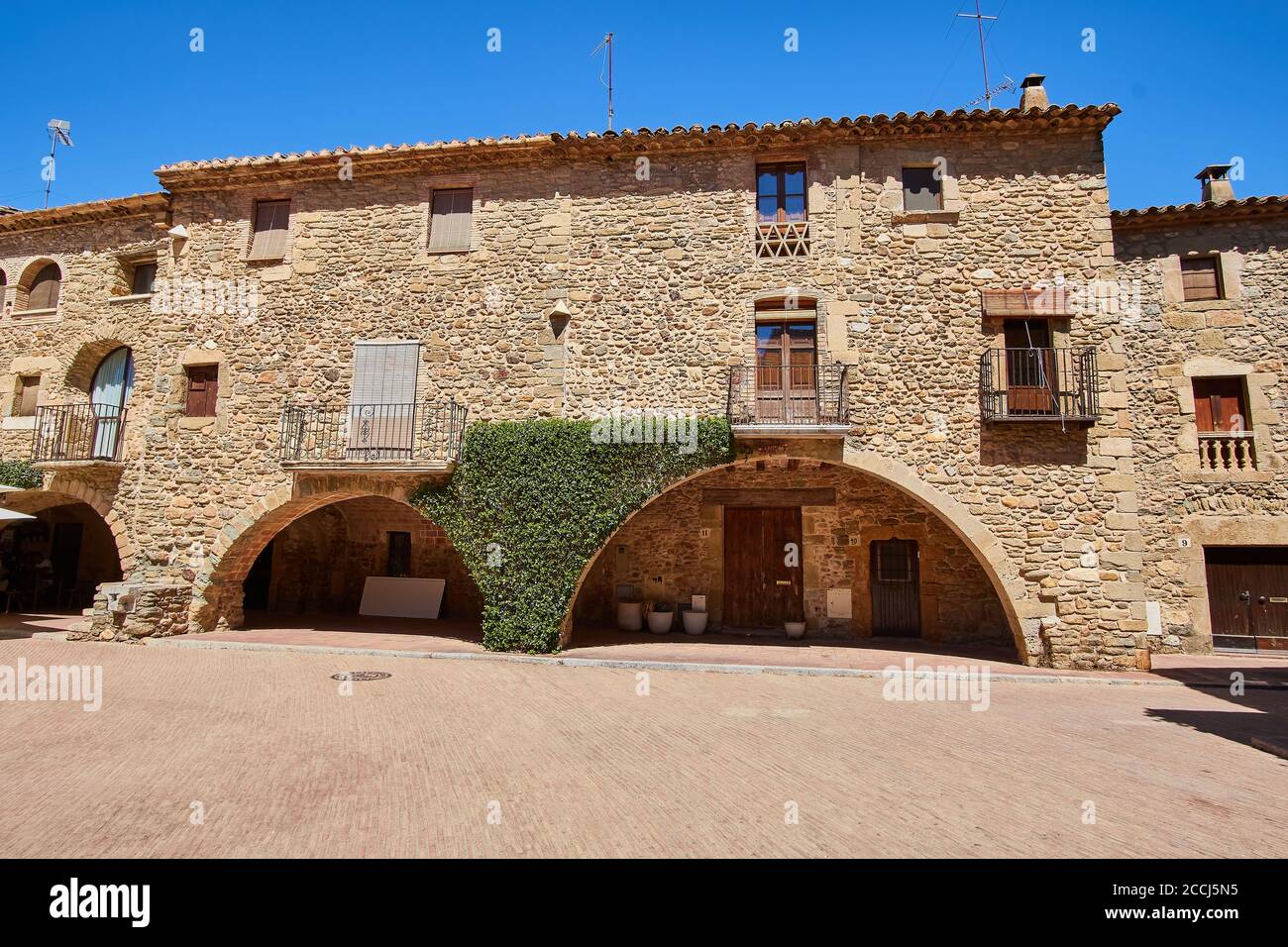 Monells ist ein spanisches mittelalterliches Dorf in der Provinz Girona, in der Comarca von Baix Empordà, Girona, Spanien Stockfoto