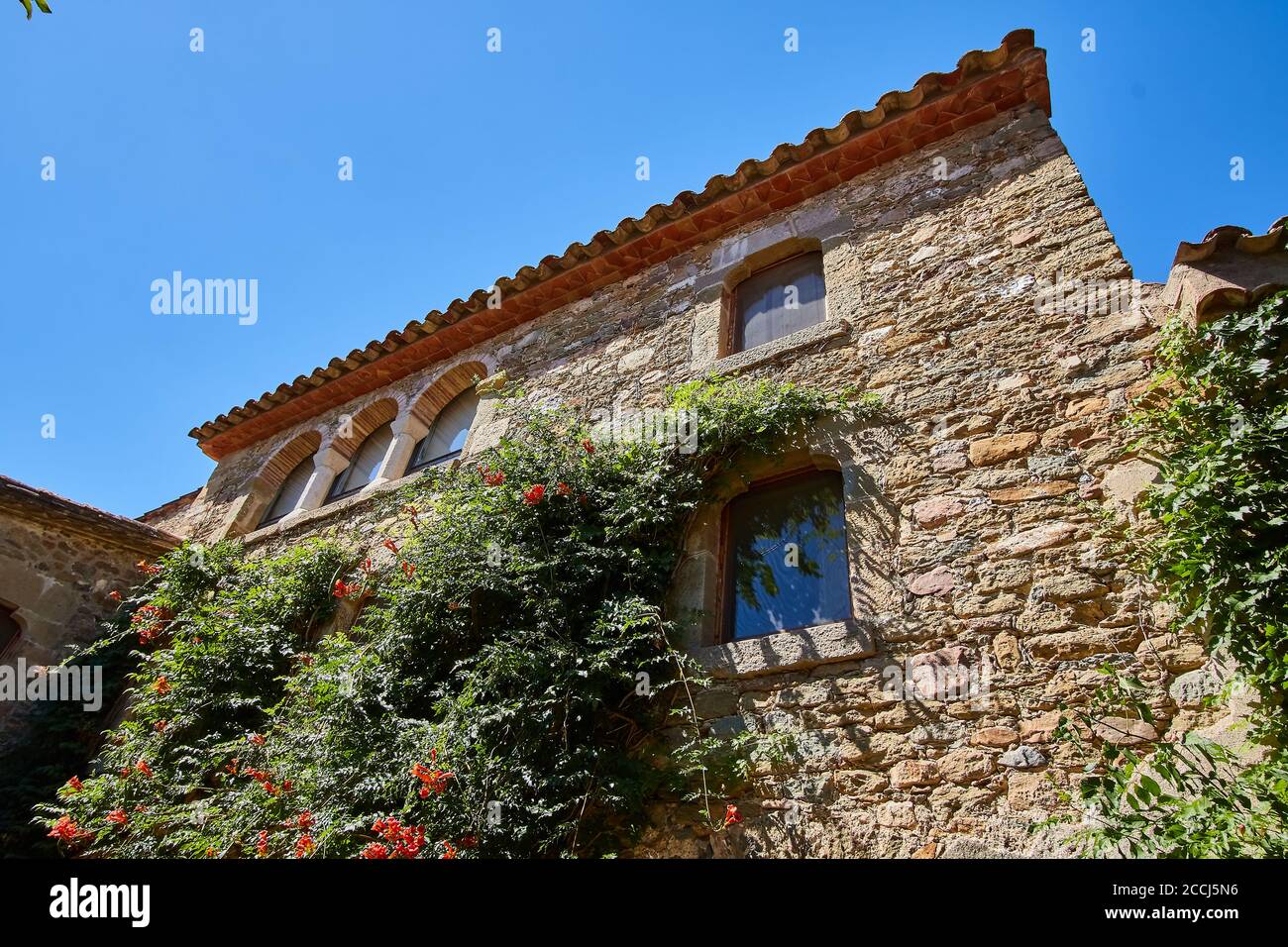 Monells ist ein spanisches mittelalterliches Dorf in der Provinz Girona, in der Comarca von Baix Empordà, Girona, Spanien Stockfoto