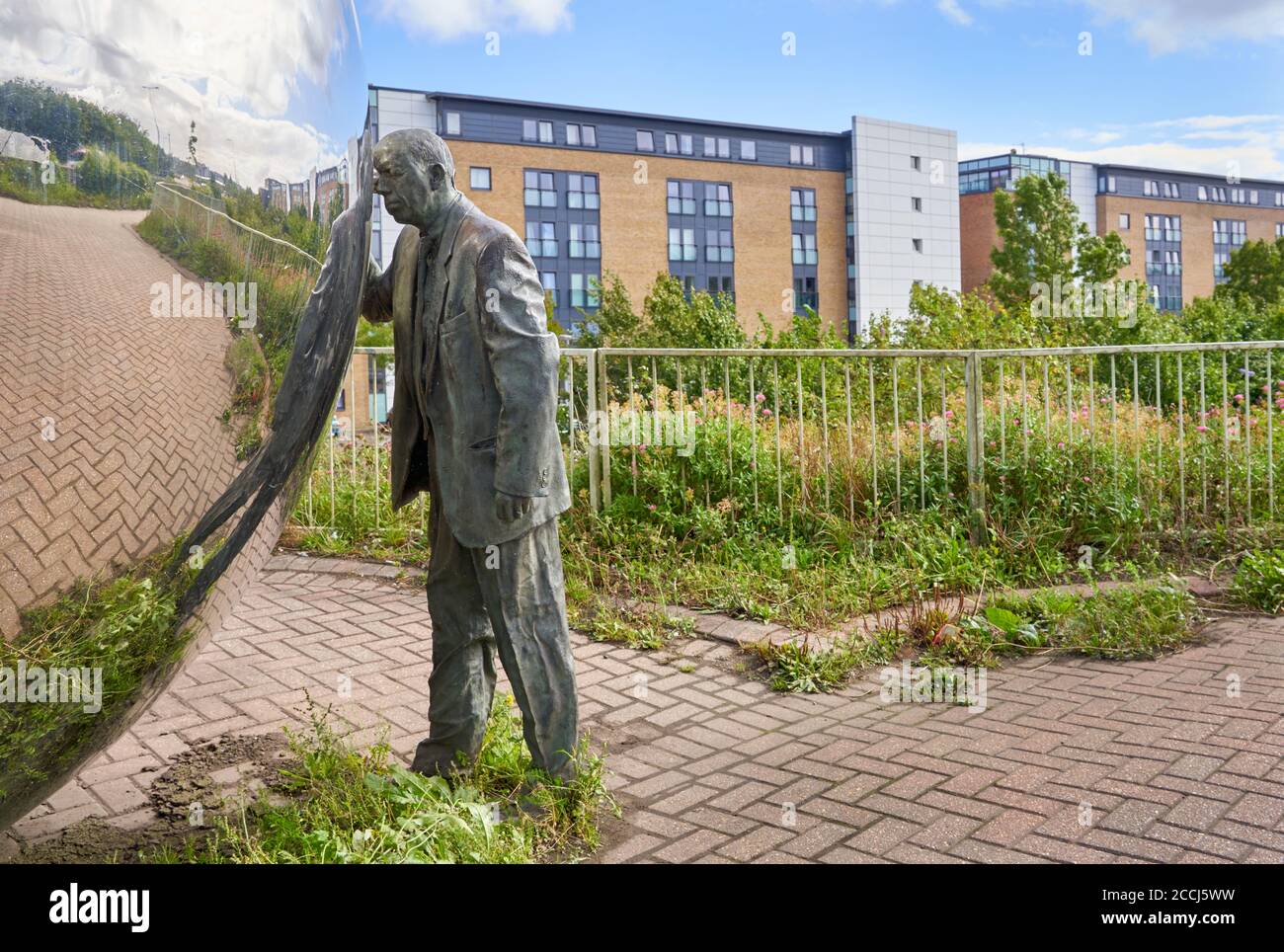 Ein privater Blick von Kevin Atherton, eine Skulptur mit Blick auf Cardiff Bay, Südwales Stockfoto