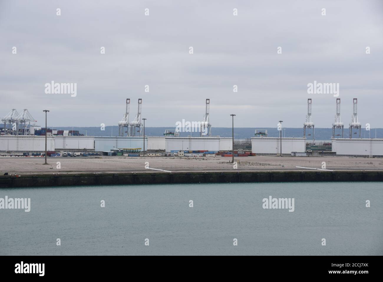 Leerer Hafen Le Havre in Frankreich mit hochgedrehten Portalkranen ohne Bewegung aufgrund des reduzierten Verkehrs im Hafen durch Coronavirus, COVID-19. Stockfoto