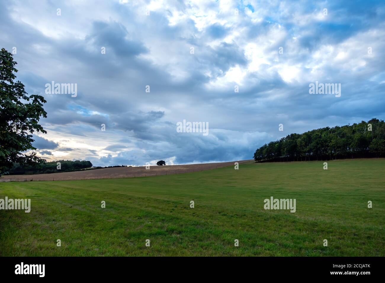 Dramatischer Abendhimmel über dem Farmfeld in Nottinghamshire Stockfoto
