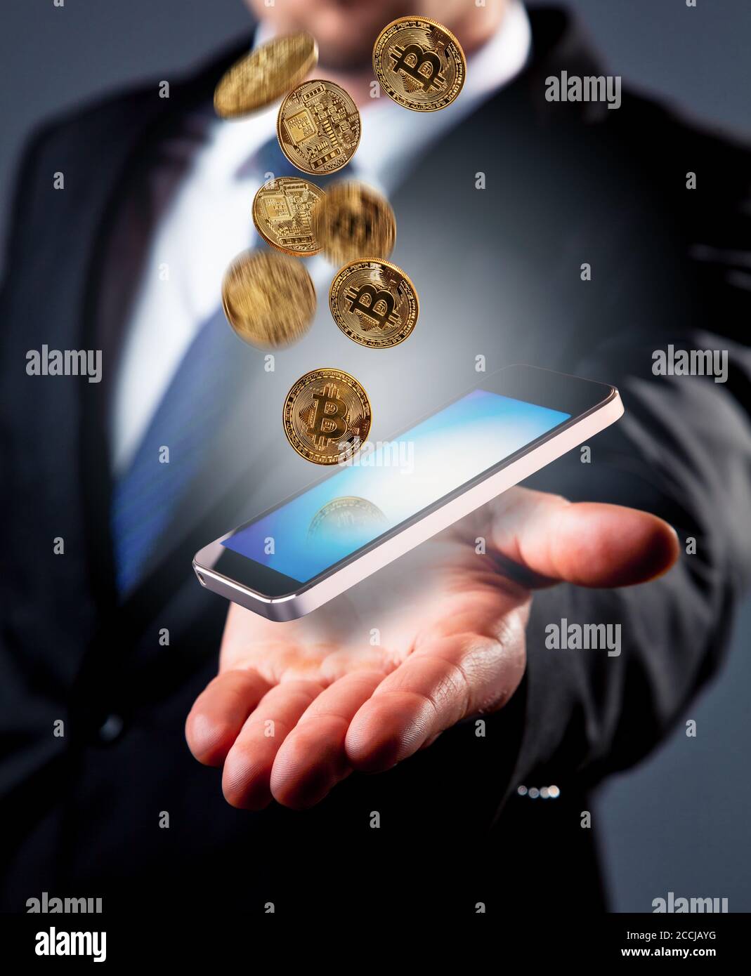 Digitale Regelung. Geschäftsmann mit Smart Phone und Bitcoins. Konzept bitcoins Währung, globale Verbindung, Internet und Technologien und Fut Stockfoto