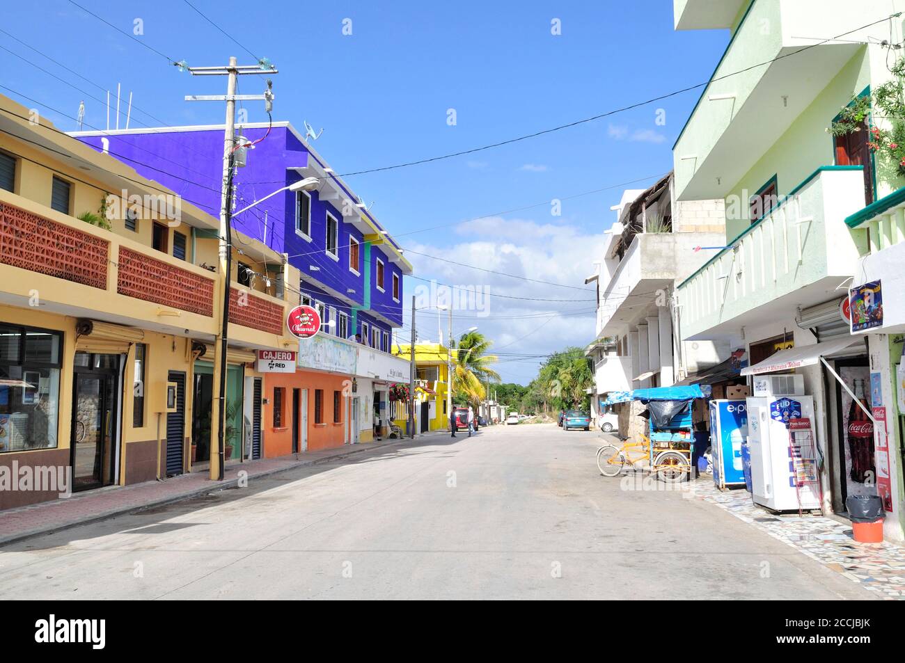 Farbenfrohe Gebäude in einem kleinen Touristenresort am Strand - Riviera Maya auf der Halbinsel Yucatan - Akumal, Mexiko Stockfoto