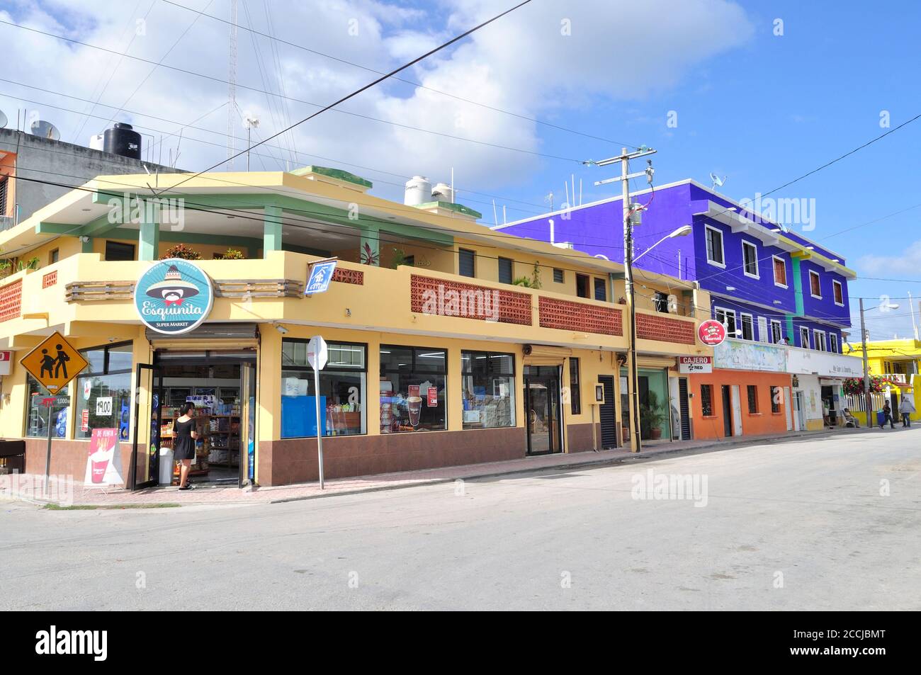 Farbenfrohe Gebäude in einem kleinen Touristenresort am Strand - Riviera Maya auf der Halbinsel Yucatan - Akumal, Mexiko Stockfoto