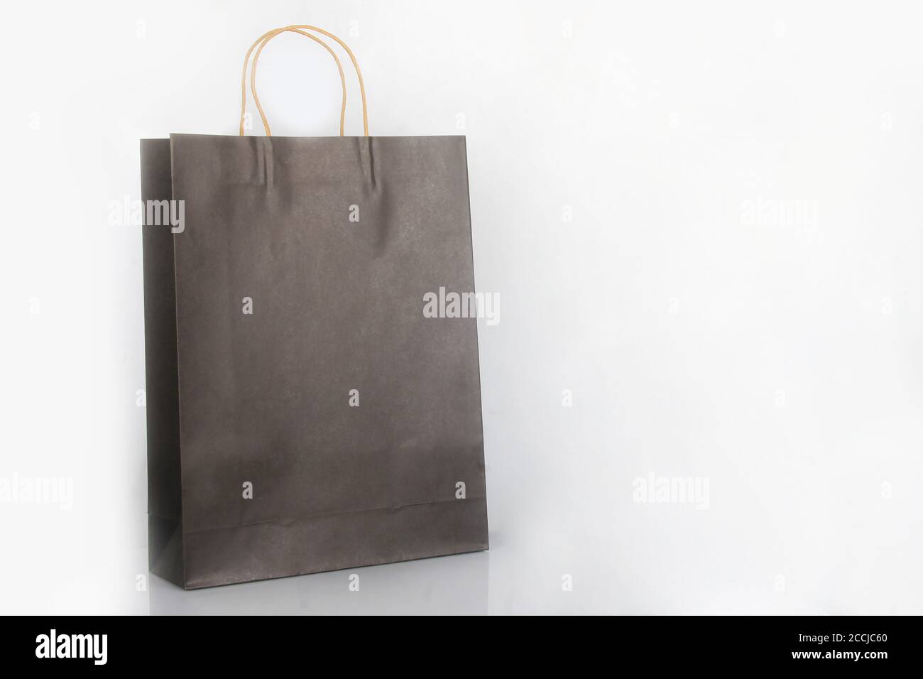 Braune Verpackung Papiertüte auf weißem Hintergrund. Papiertüten für Einkaufsbedarf und Warenverpackungen Stockfoto