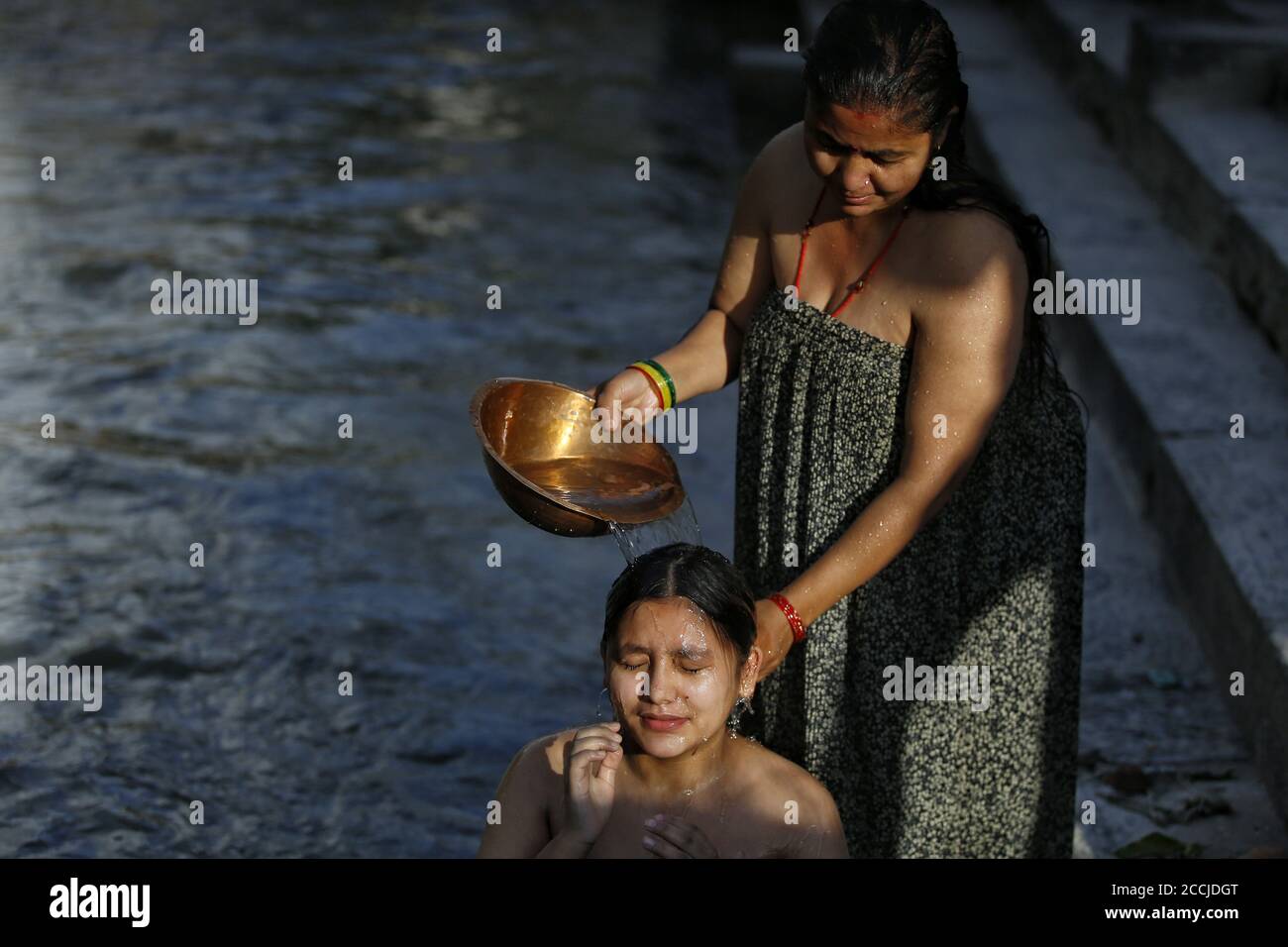 Kathmandu, Nepal. August 2020. Nepalesische Hindu-Frauen nehmen während des Rishi Panchami Festivals inmitten der COVID-19 Epidemie in Kathmandu, Nepal, ein rituelles Bad im Bagmati Fluss, 23. August 2020. Quelle: Sulav Shrestha/Xinhua/Alamy Live News Stockfoto