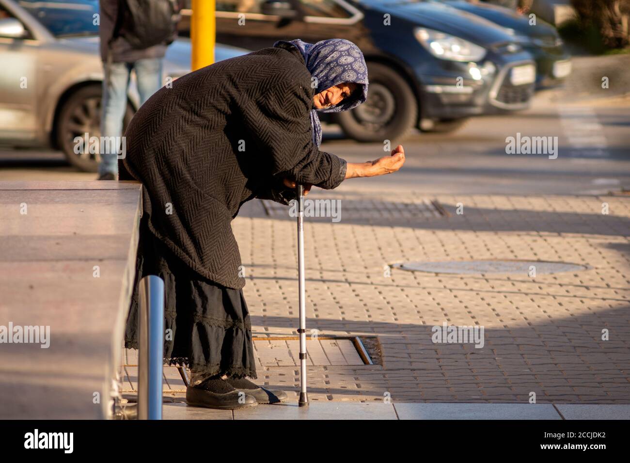 Ältere Bettlerin schaut beim Betteln direkt in die Kamera Für Geld auf den Straßen in Sofia Bulgarien Stockfoto