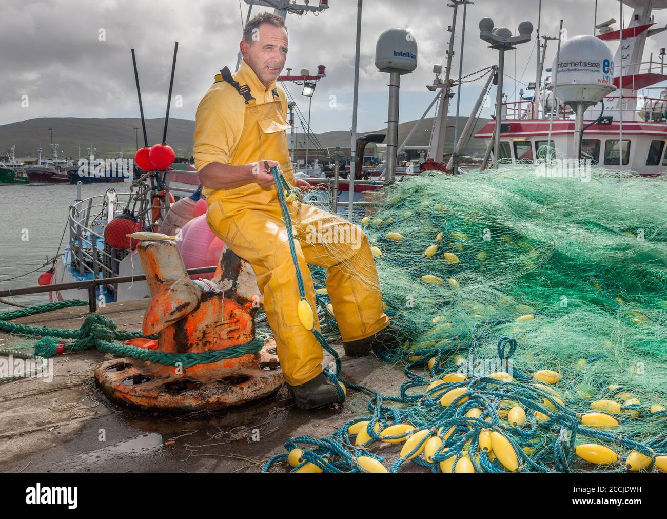 Castletownbere, Cork, Irland. August 2020. Fischer Edward Nova vom französischen Trawler Kalicoba, der Netze am Kai in Castletownbere, Co. Cork, Irland ausbessern konnte. - Credit; David Creedon / Alamy Live News Stockfoto