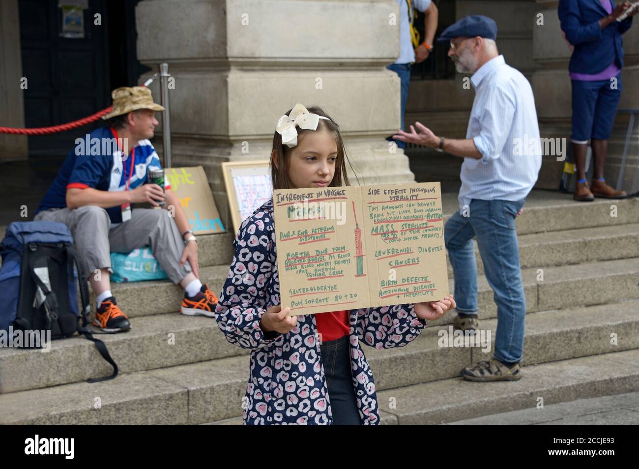Kleines Mädchen mit Protestplakat, in Nottingham. Stockfoto