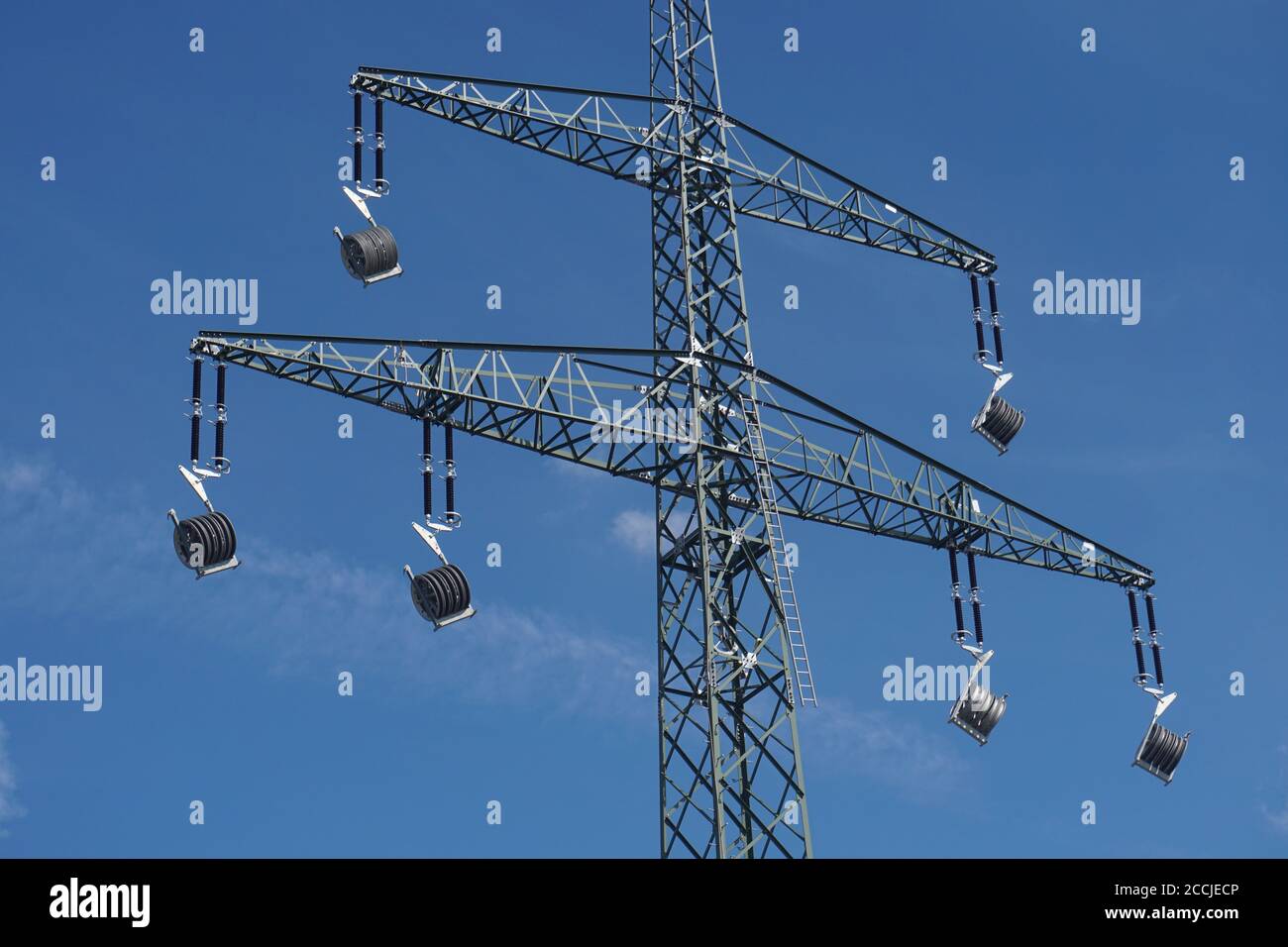 Mast, Gittermast, Strommast, Hochspannungsmast, Hochspannungsleitung, Gitter. Isolator, Rolle, Seilrolle, Leitungsbau, Hochspannung, Elektrik, kV, Stockfoto