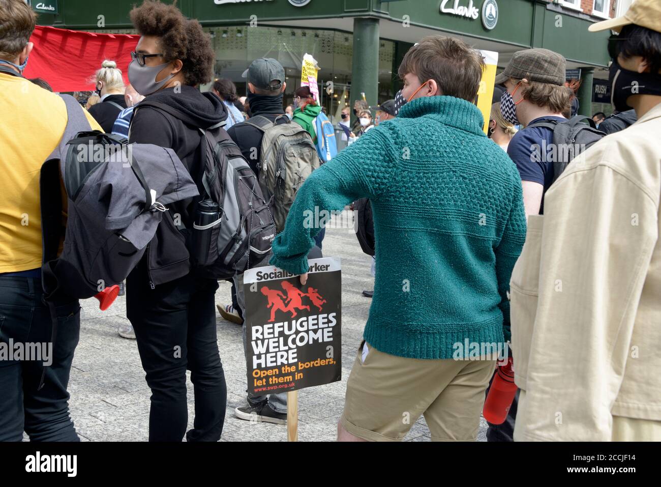 Sozialist mit 'Refugees Welcome'-Zeichen. Stockfoto