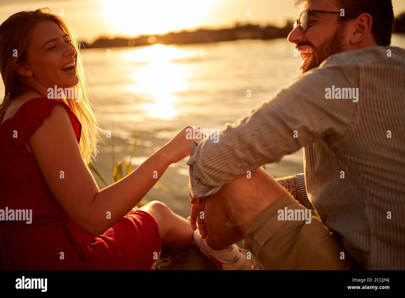 Junges Paar hat wunderbare Zeit genießen den Sonnenuntergang auf der see Stockfoto