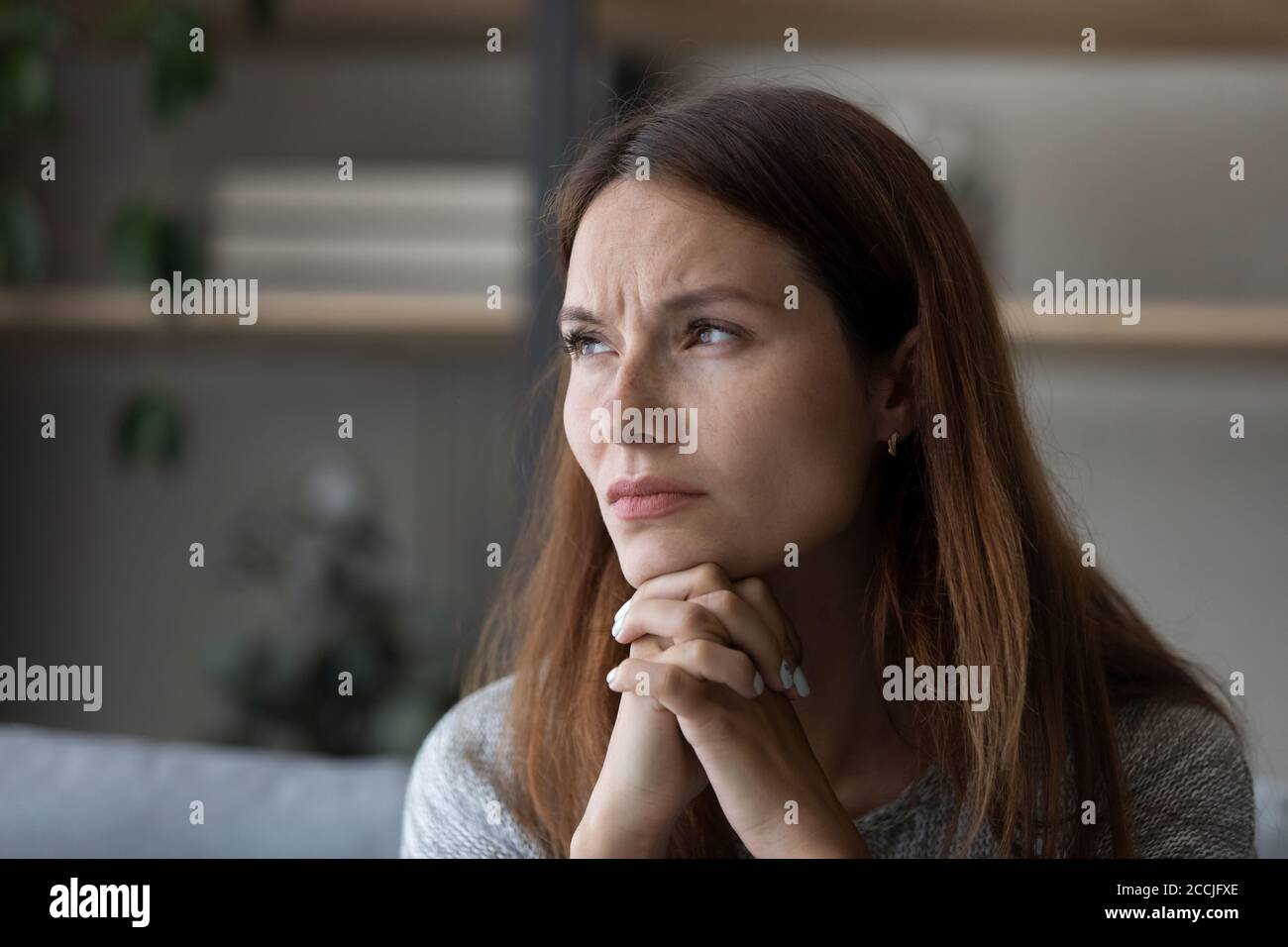 Ängstliche junge Frau schauen in der Ferne über Probleme nachsinnen Stockfoto