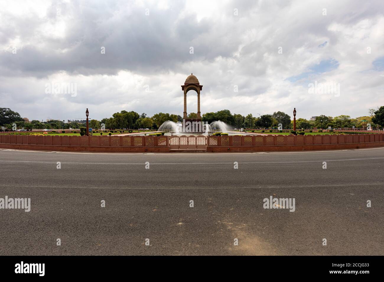 Blick auf den zentralen Baldachin hinter dem berühmten India Gate Denkmal in Neu Delhi Stockfoto