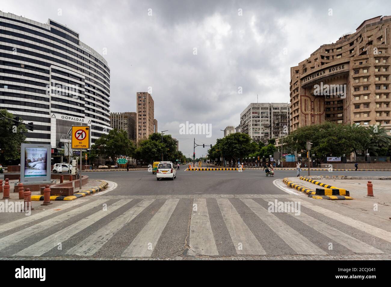 Ein niedriger Winkel Blick auf das Geschäftsviertel von Central Delhi um Barakhambha Straße Stockfoto