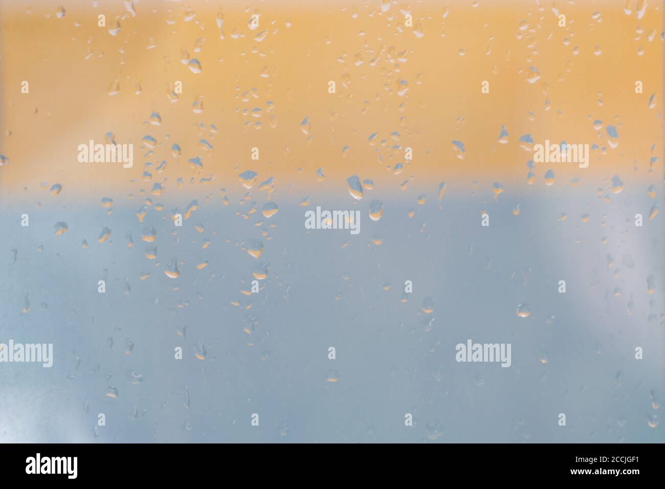 Wasserregen Tropfen oder Kondensation über verschwommenem orange und blauen Hintergrund. Einfach über jedem Hintergrund zu platzieren. Stockfoto