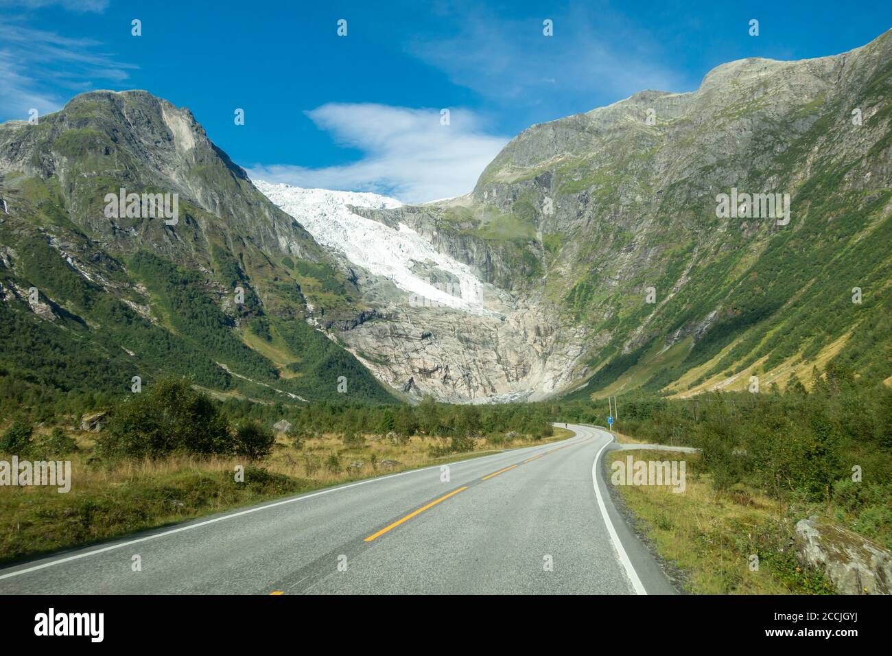 Bergstraße mit Josteldalsbreen Gletscher im Hintergrund, Norwegen Stockfoto