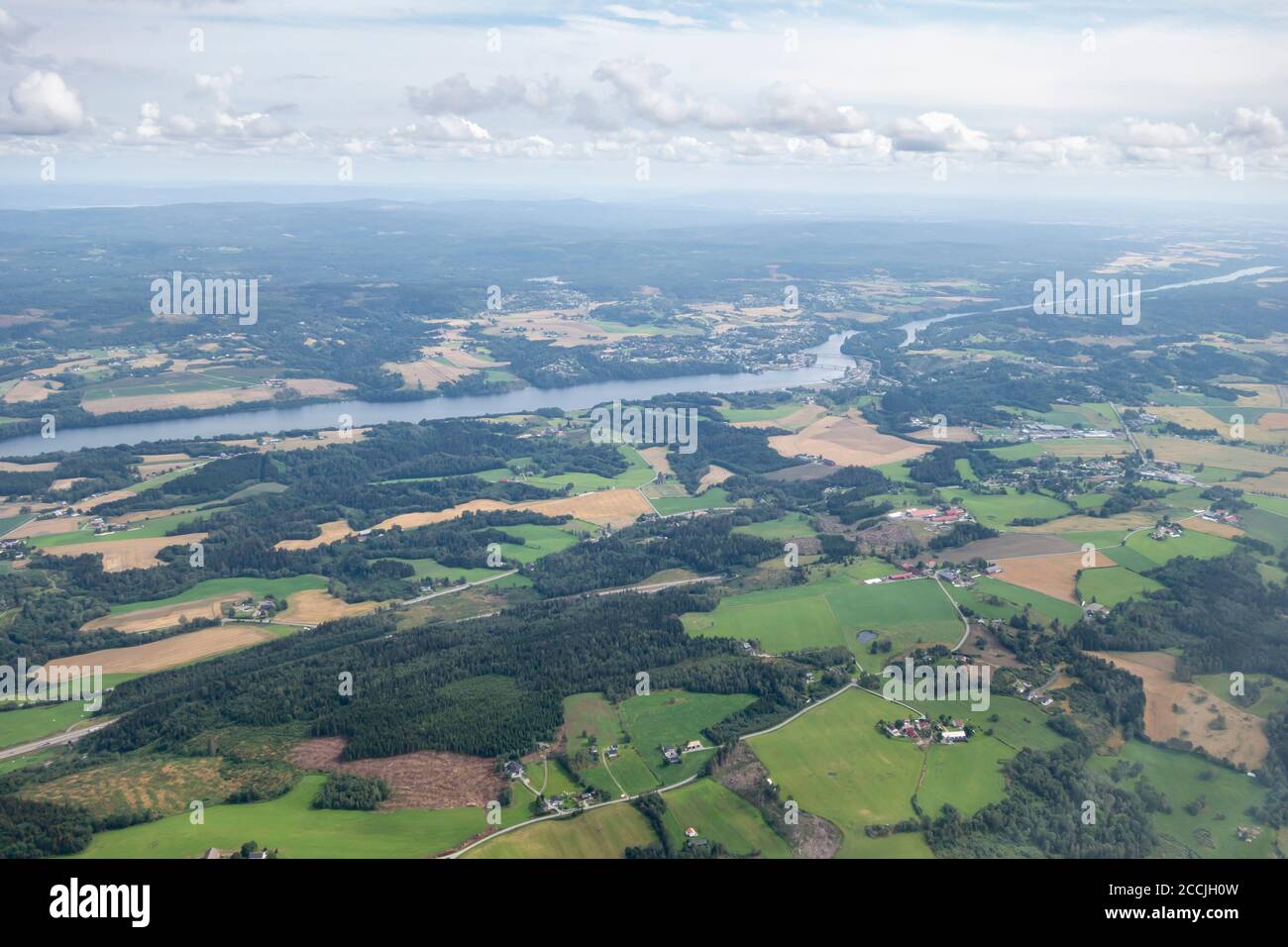 Luftaufnahme der grünen Landschaft in Norwegen, aus einem Flugzeug Stockfoto