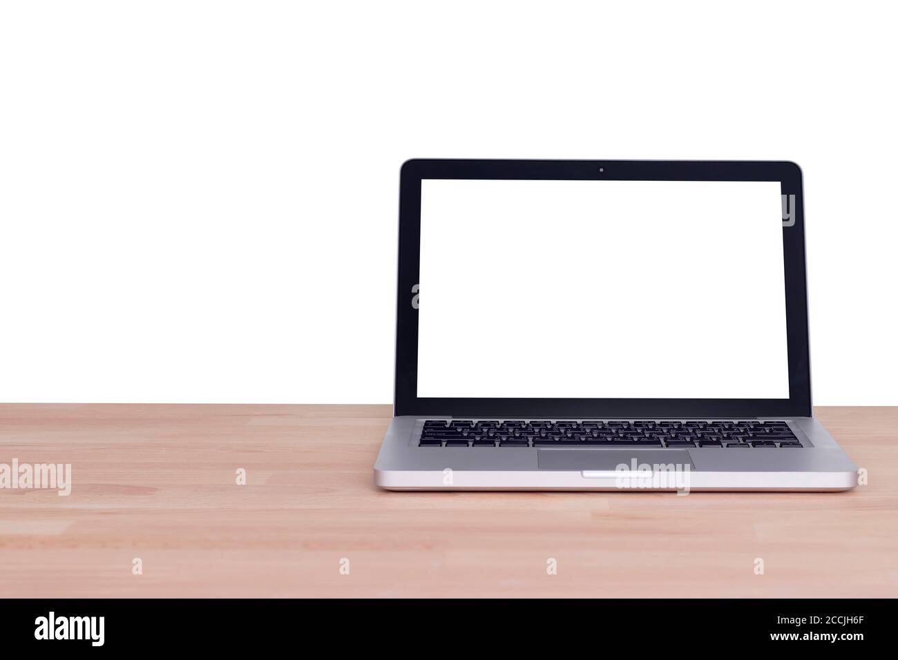 Computer Notebook Laptop mit leerem weißen Bildschirm Monitor auf Holztisch, isoliert auf weißem Hintergrund mit Beschneidungspfad Stockfoto