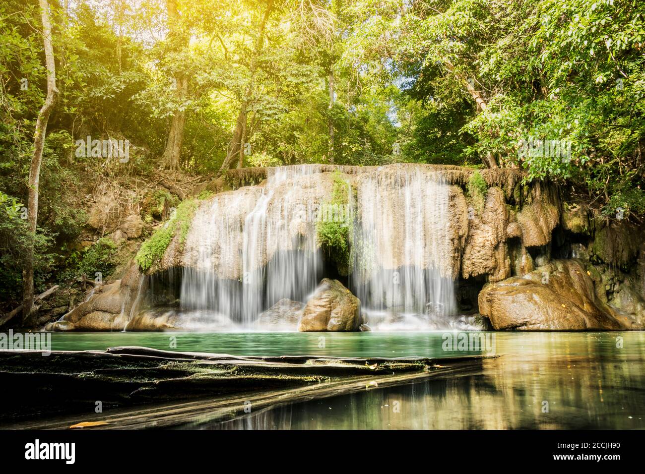 Landschaftsfoto, Erawan Wasserfall, schöner Wasserfall im Regenwald in der Kanchanaburi Provinz, Thailand Stockfoto