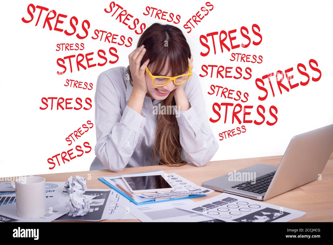 Müde und Stress Business People Konzept. Eine gestresste asiatische Geschäftsfrau sieht in ihrem Büro müde aus. Schöne Asien weibliche Modell in ihren 20er Jahren Stockfoto