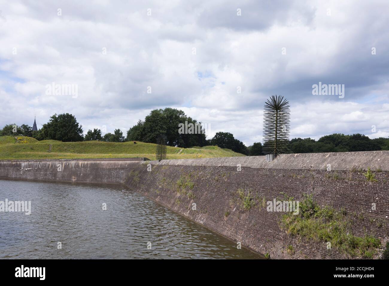 Blick auf die Befestigungsanlagen und Kanäle der Festungsstadt Naarden In den Niederlanden Stockfoto
