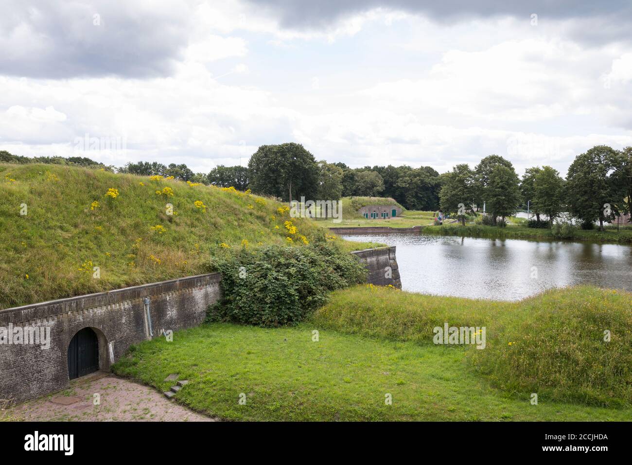 Blick auf die Befestigungsanlagen und Kanäle der Festungsstadt Naarden In den Niederlanden Stockfoto