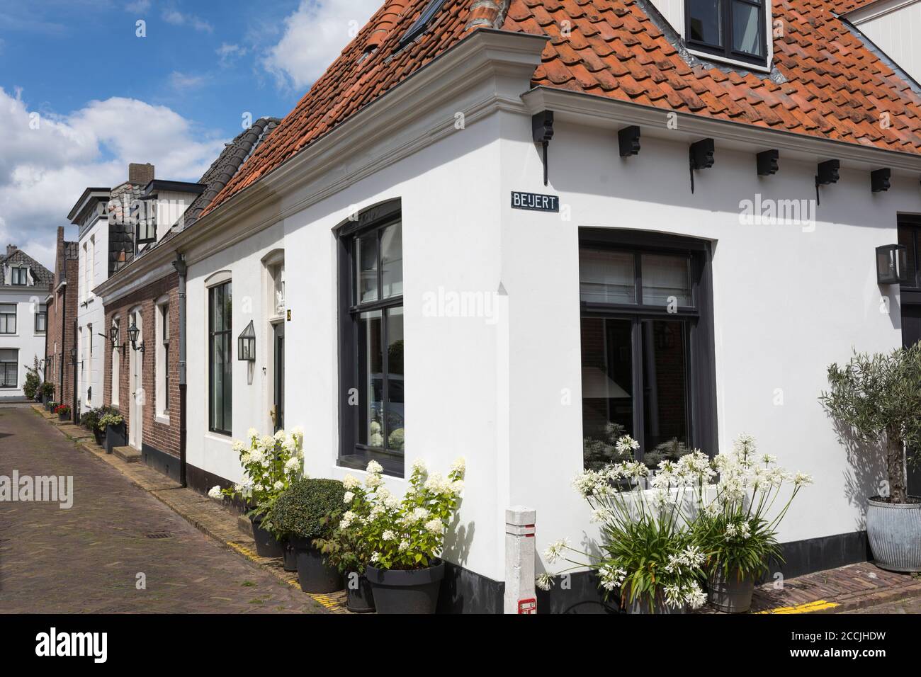 Malerische alte weiße Häuser in der alten Festungsstadt von Naarden in den Niederlanden Stockfoto