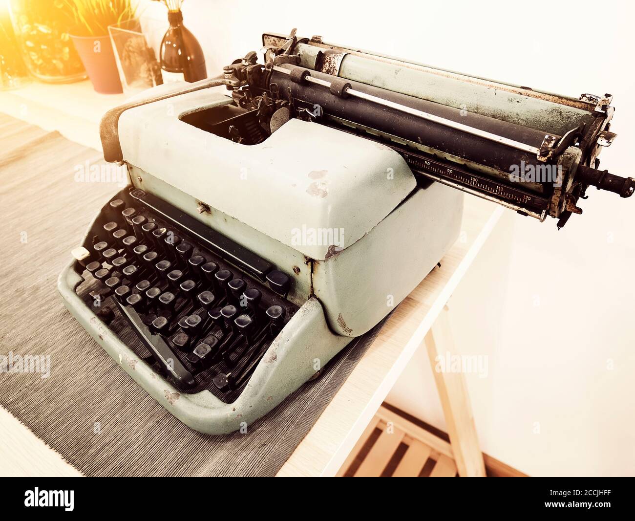 Vintage Schreibmaschine auf dem Tisch, Vintage Schreibmaschinenbereich, alte Schreibmaschinenschlüssel, antik und Retro-Stil Stockfoto