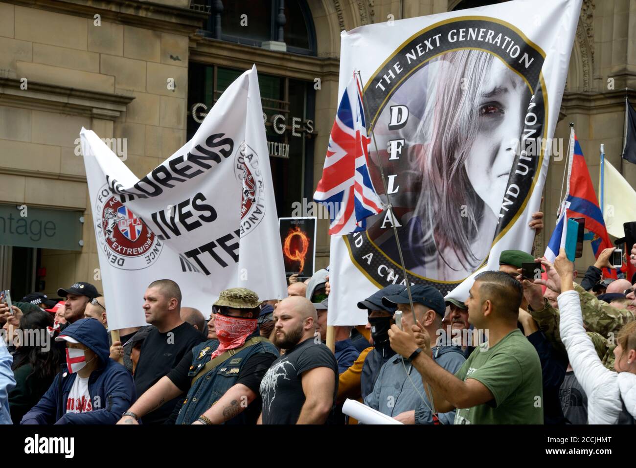 Rechtsgerichtete pädophile Demonstranten mit Transparenten in Nottingham. Stockfoto