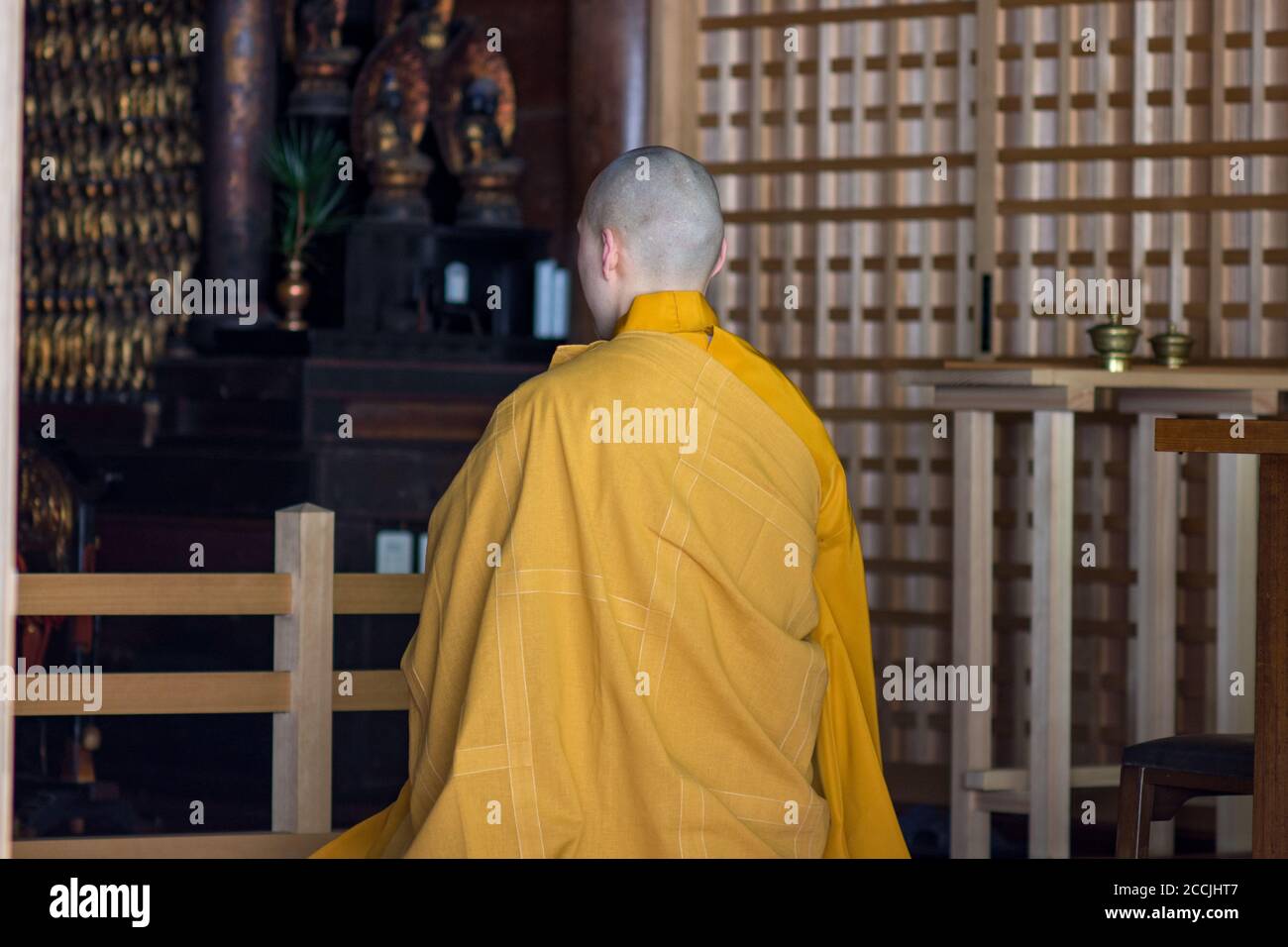 Shingon Buddhistischer Mönch, der im Tempel am Berg Koya Koyasan betet Buddhistisches Heiligtum in der Präfektur Wakayama in Japan Stockfoto