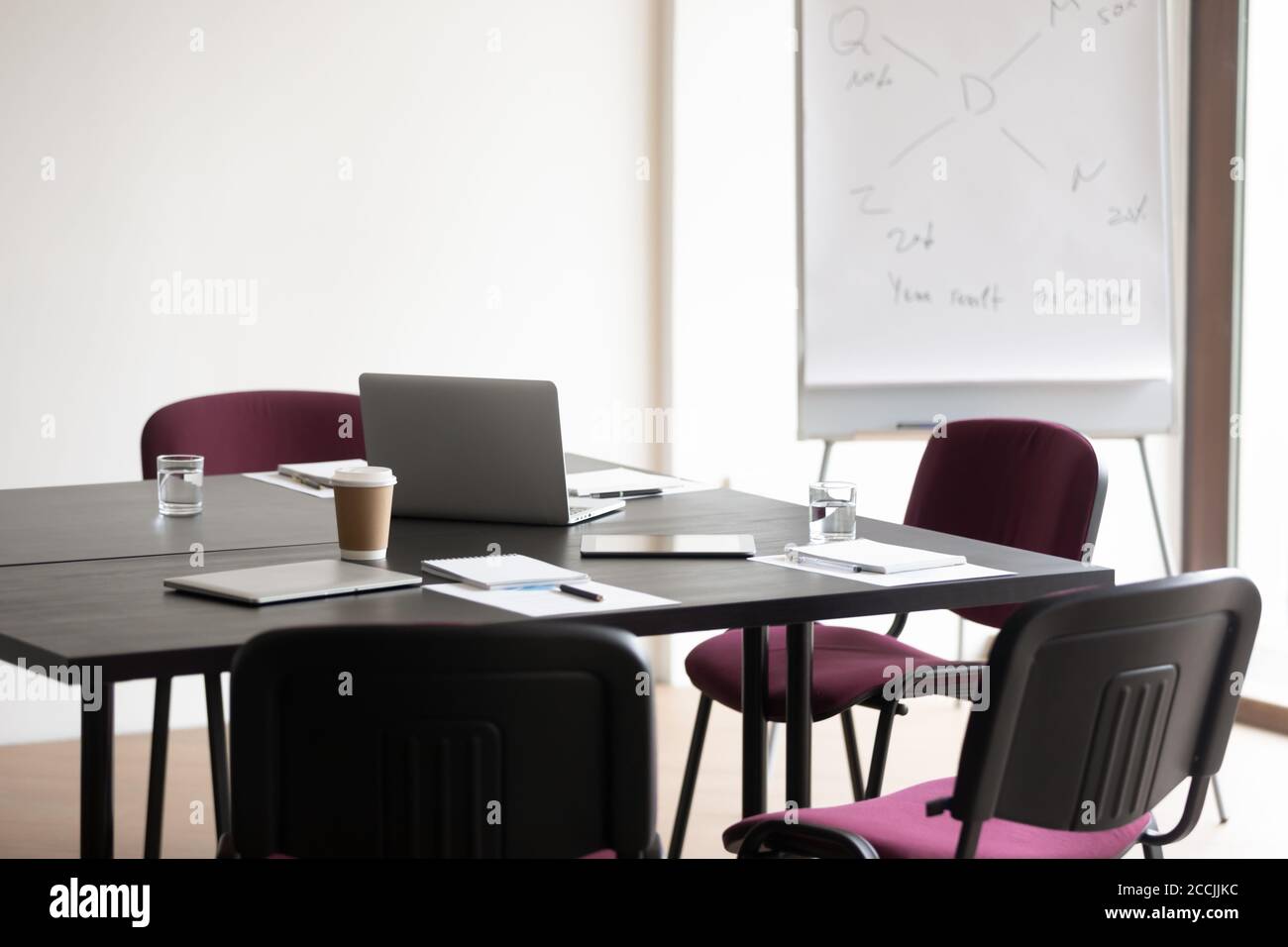 Büromeeting-Raum ohne Personen während der kurzen Pause Stockfoto