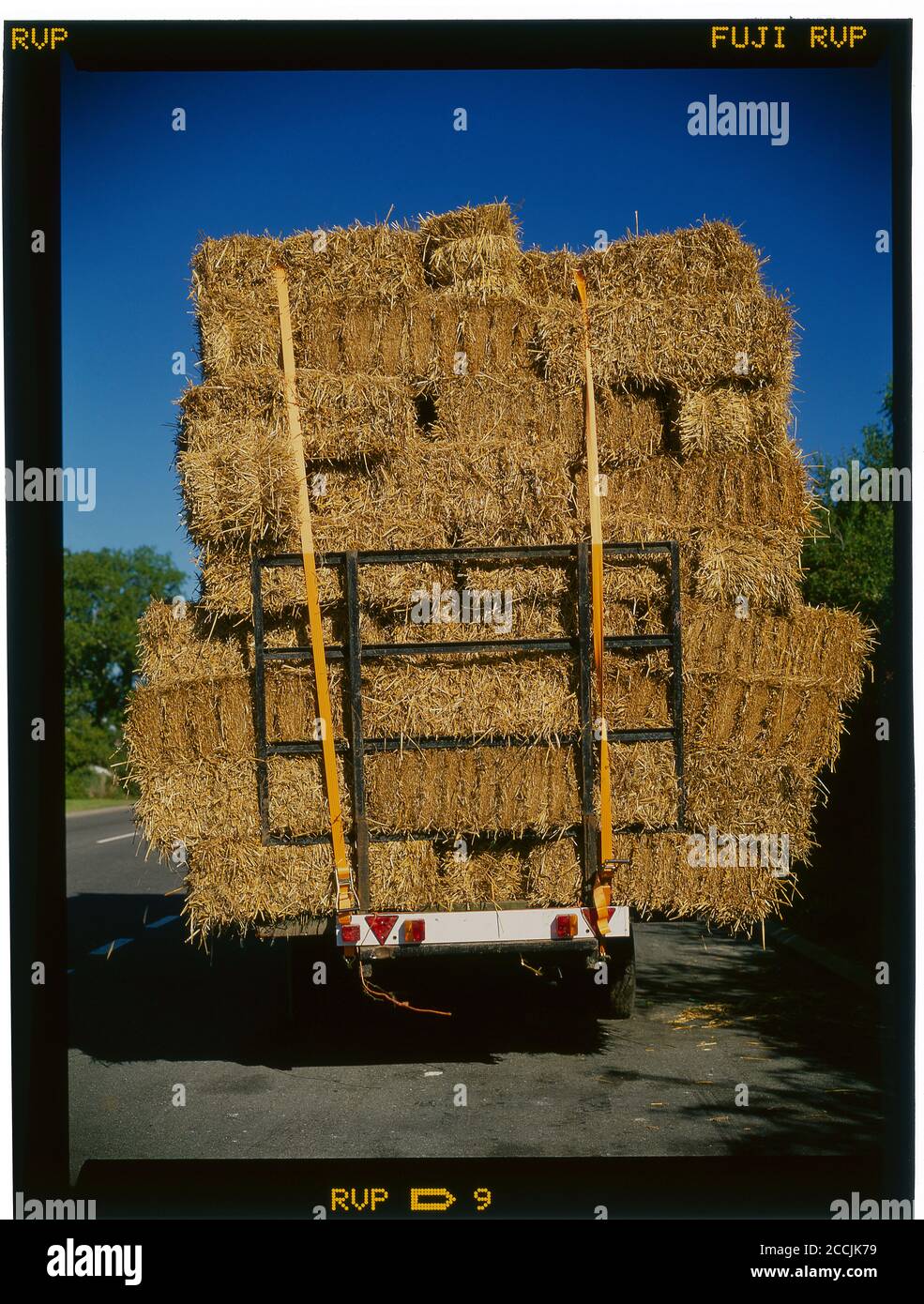 Vintage Archiv Transparenz von überladenen Heuwagen auf dem Land. VEREINIGTES KÖNIGREICH Stockfoto