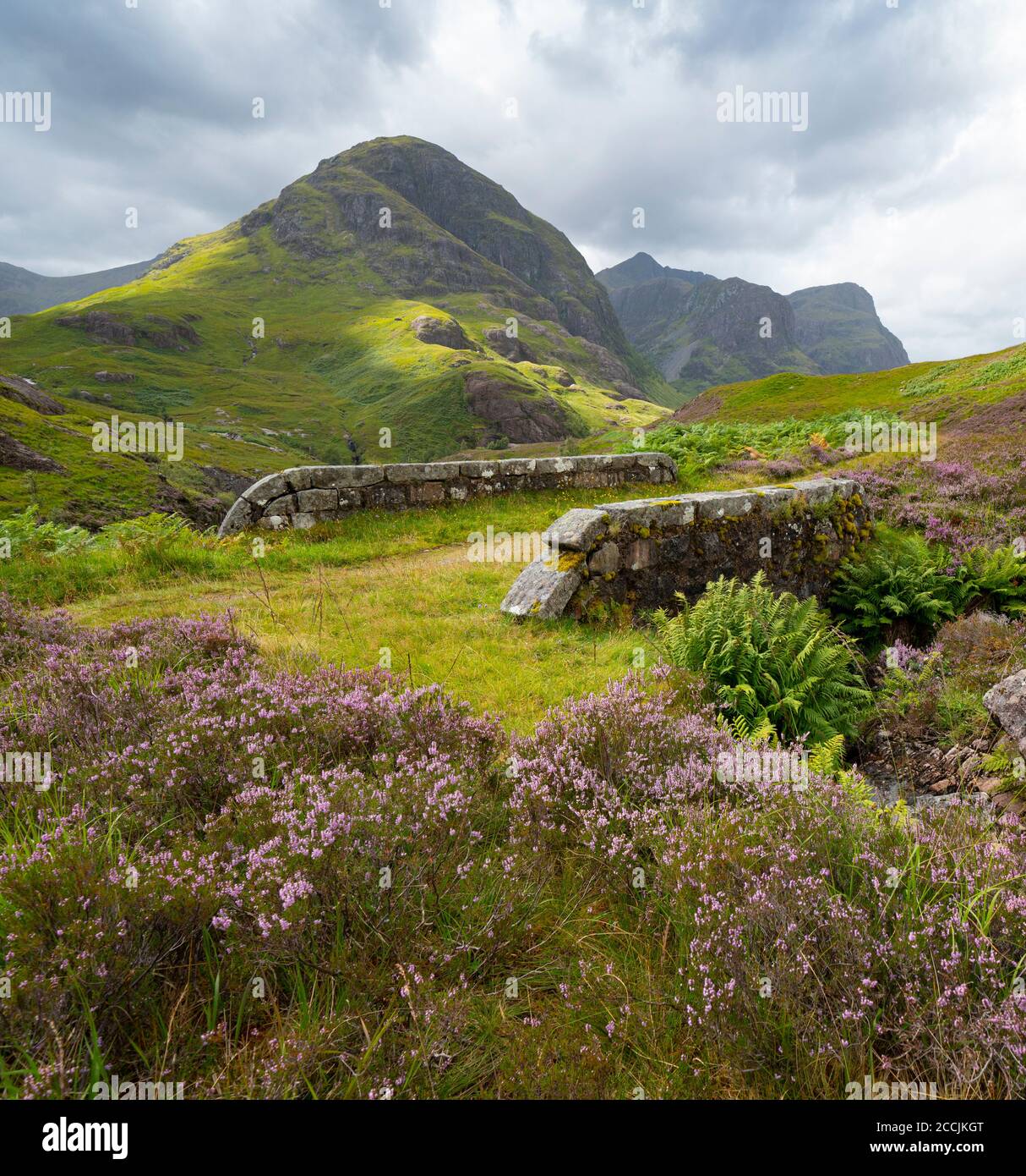 Blick von der Brücke auf die Old Military Road von Beinn Fhada, Teil von Bidean Nam Bian auch bekannt als die drei Schwestern von Glencoe, Highland Region, Schottland, U Stockfoto