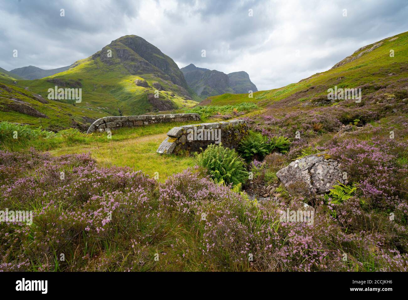 Blick von der Brücke auf die Old Military Road von Beinn Fhada, Teil von Bidean Nam Bian auch bekannt als die drei Schwestern von Glencoe, Highland Region, Schottland, U Stockfoto